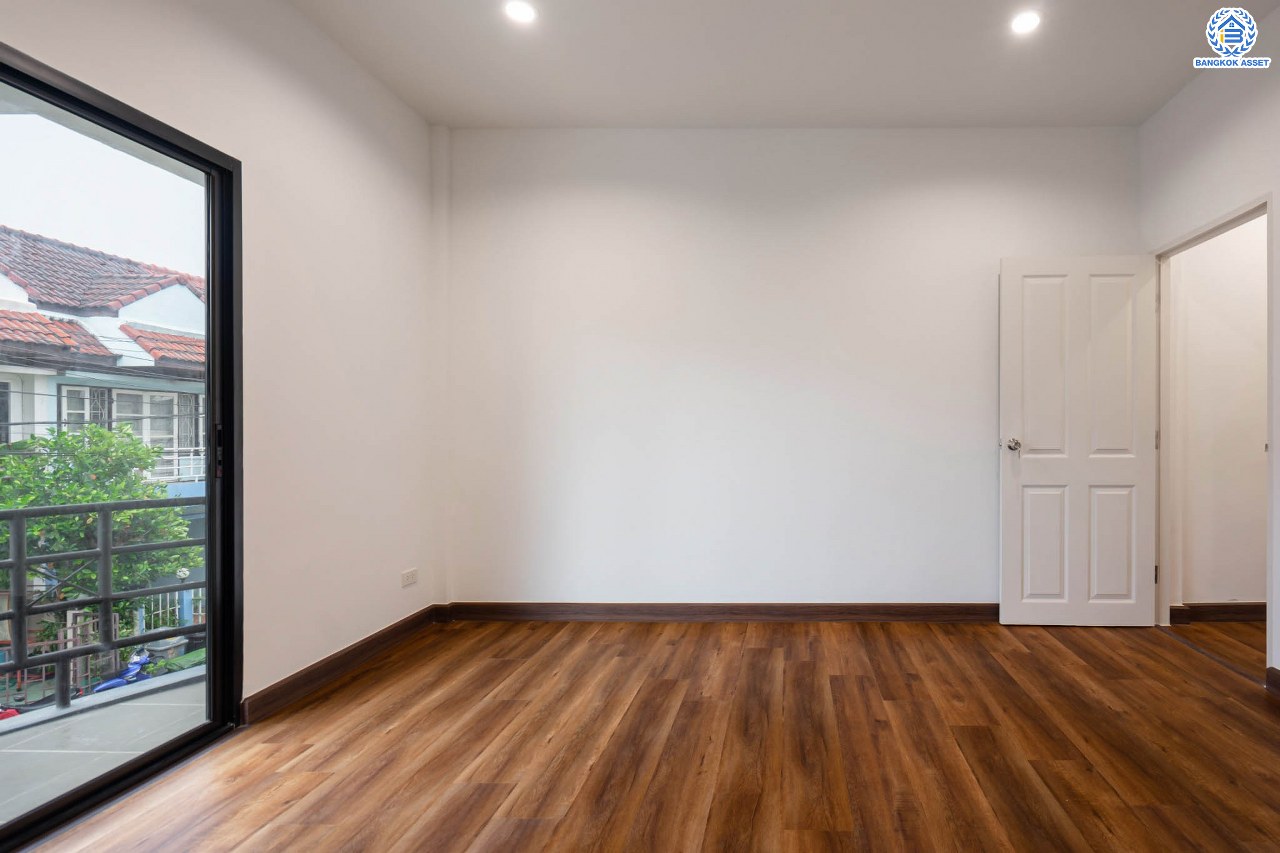 บ้านมือสองตกแต่งใหม่ โครงการ บ้านทอฝัน พิบูลย์สงคราม พร้อมอยู่ เนื้อที่ 16 ตร.ว. ฟังก์ชัน 3 ห้องนอน 2 ห้องน้ำ จอดรถได้ 1 คัน บนสุดยอดทำเล! เชื่อมถนนพิบูลย์สงคราม, วงศ์สว่าง, นครอินทร์ และติวานนท์ ใกล้จุดขึ้นทางด่วนศรีรัช-วงแหวนรอบนอก และรถไฟฟ้า "สถานีแยกติวานนท์"...